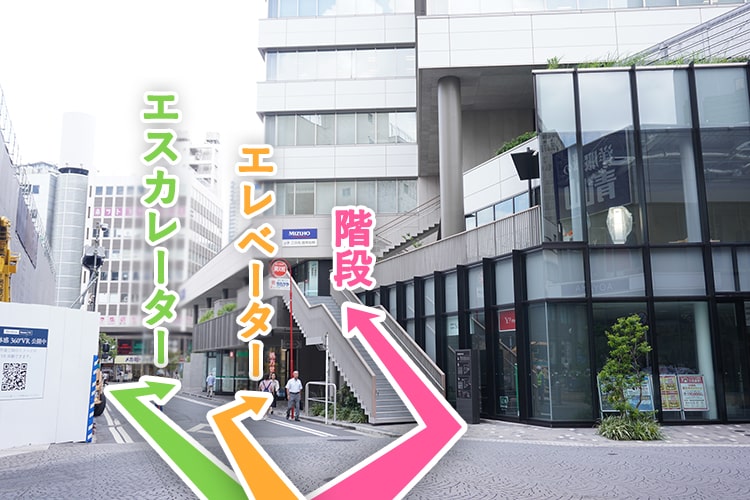 ②階段、エレベーター、エスカレーターがございます